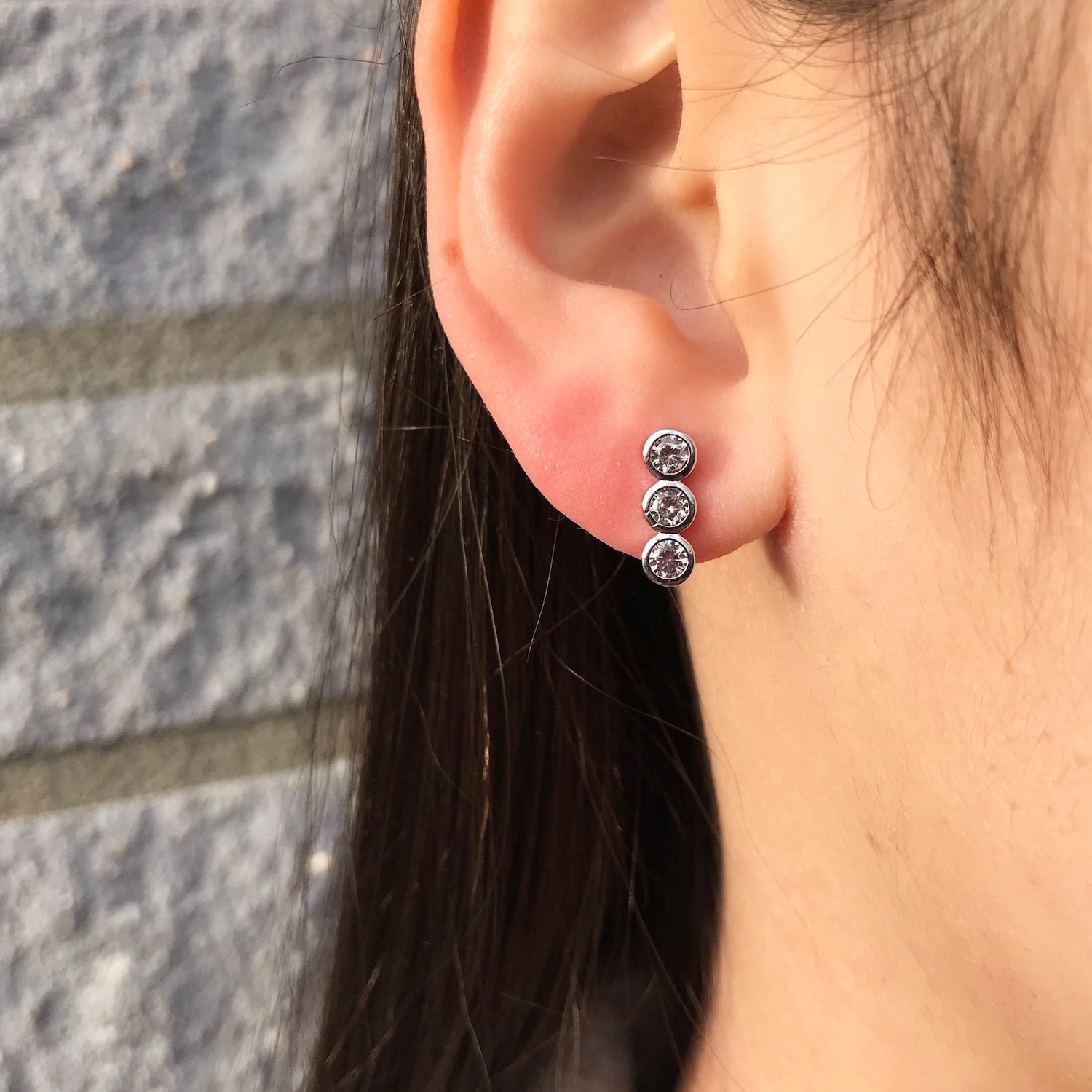 Vrouw draagt bar oorbellen met steentjes