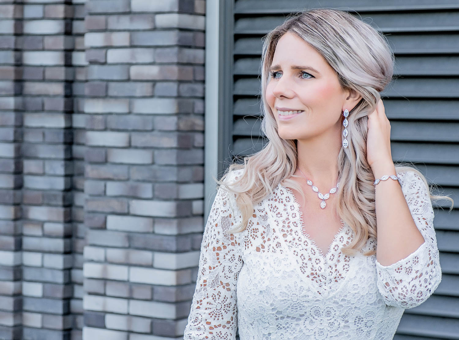 Bruids sieraden met witte kanten jurk