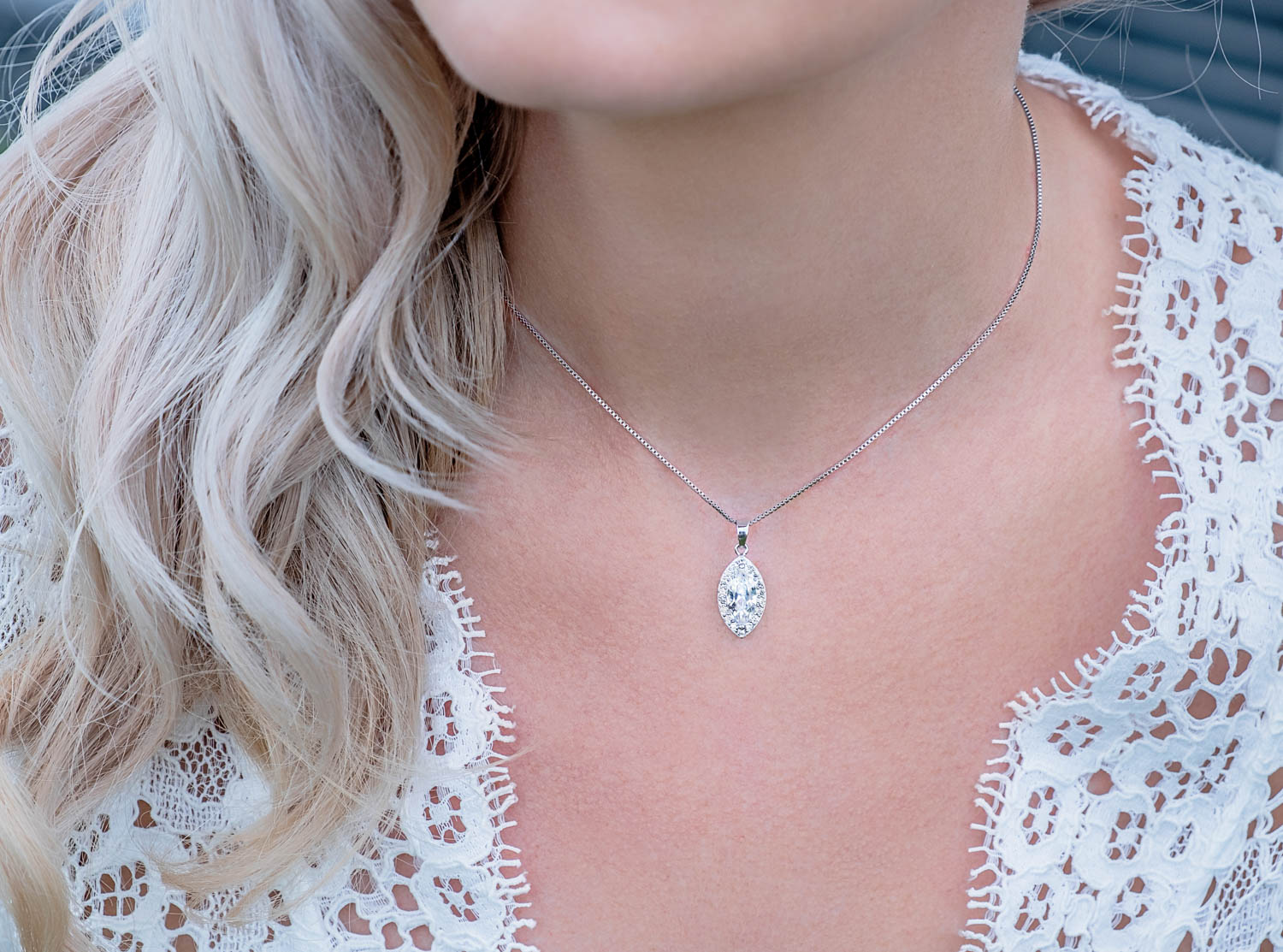 Ketting met druppel hanger bij kanten jurk