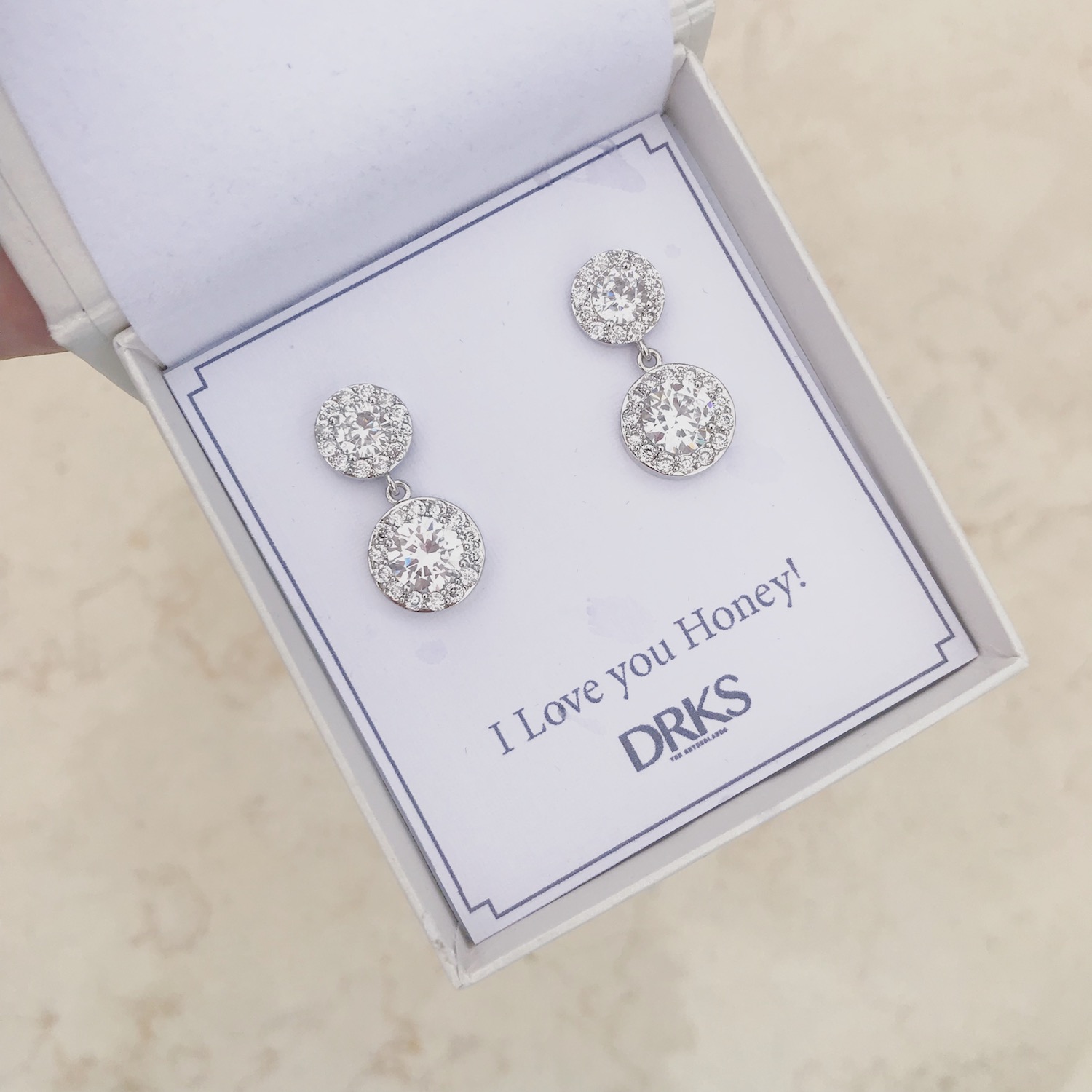 Ronde dubbele sparkle oorbellen in sieradendoosje