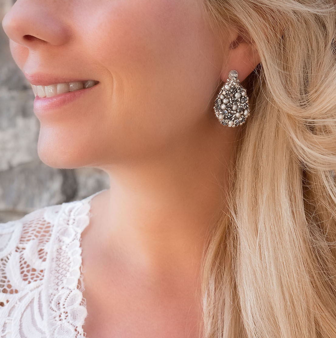 Statement bruids oorbellen vrouw blond haar