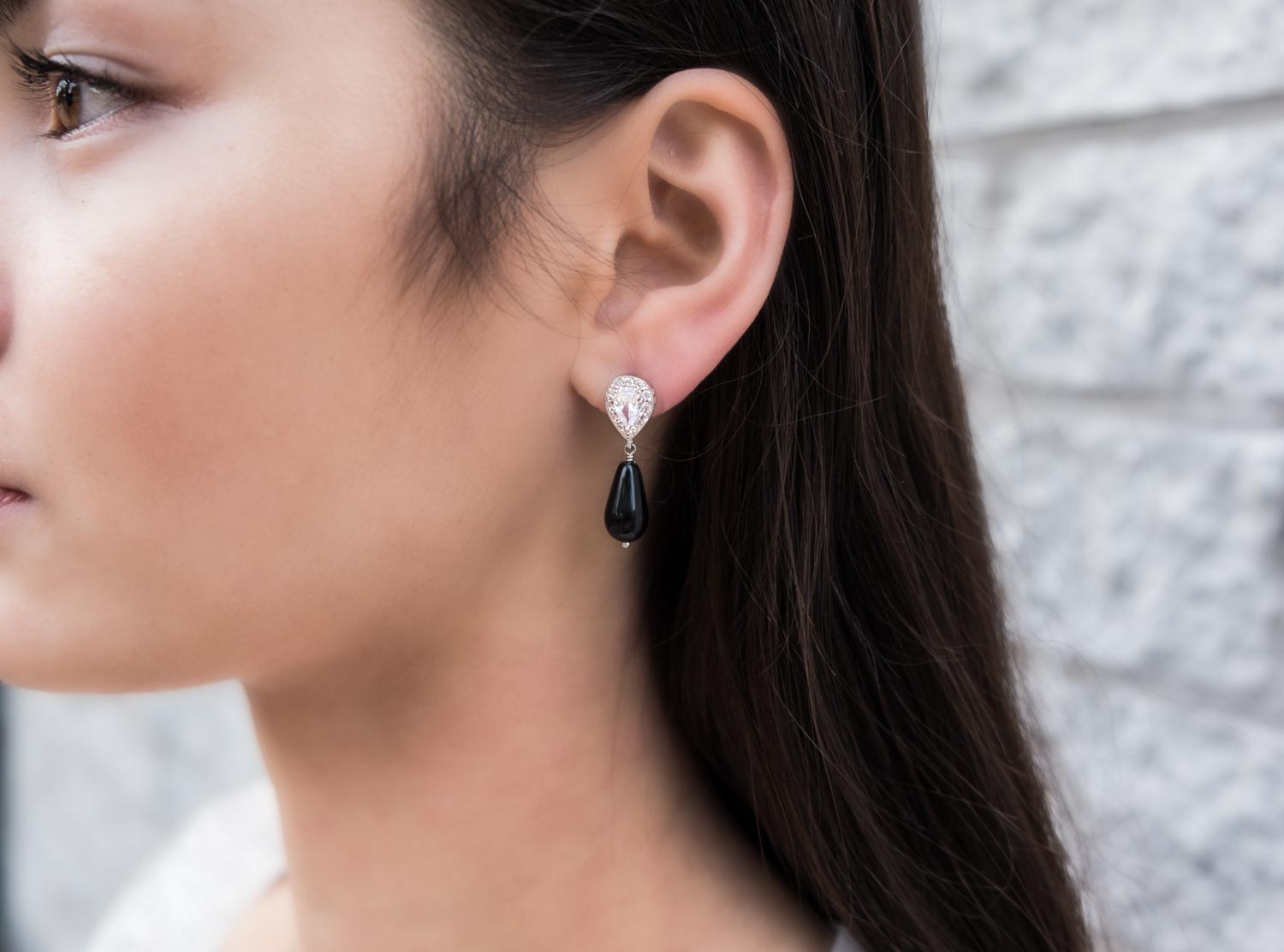 Meisje met zwarte parel oorbellen