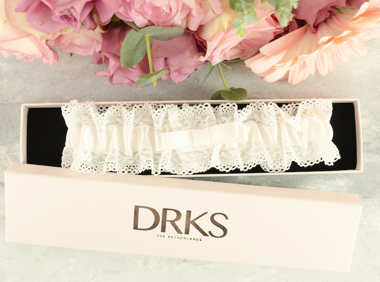 ivoorkleurige kousenband in doosje