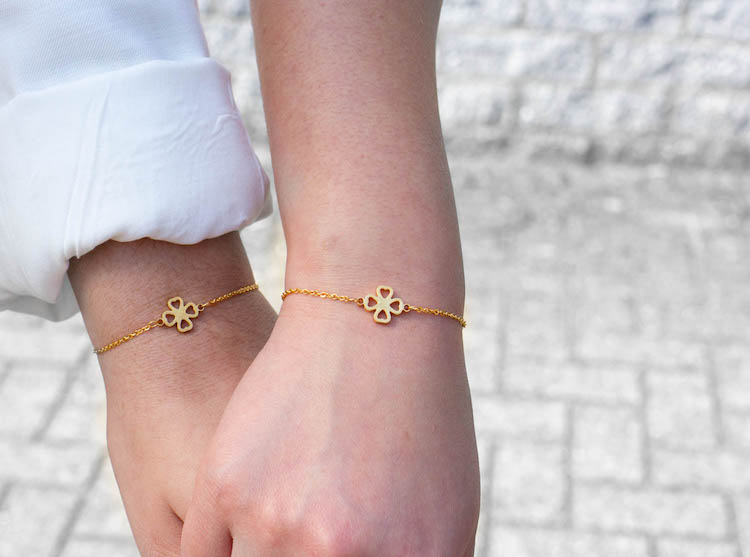Moeder en dochter armband in het goud met klavertje vier