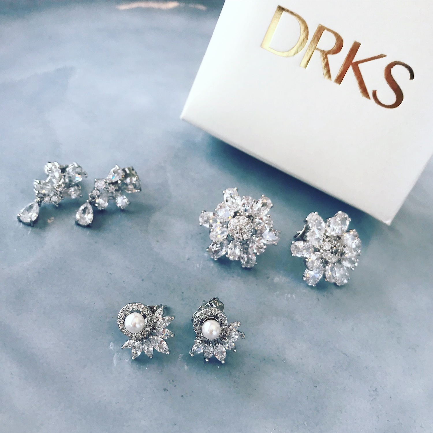 Drie paar oorbellen met sparkle en sieradendoosje