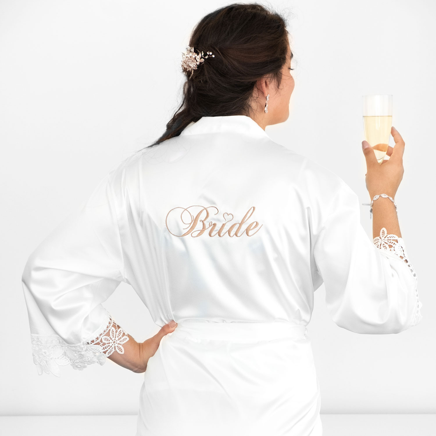 Bruid met witte bride kimono met champagne
