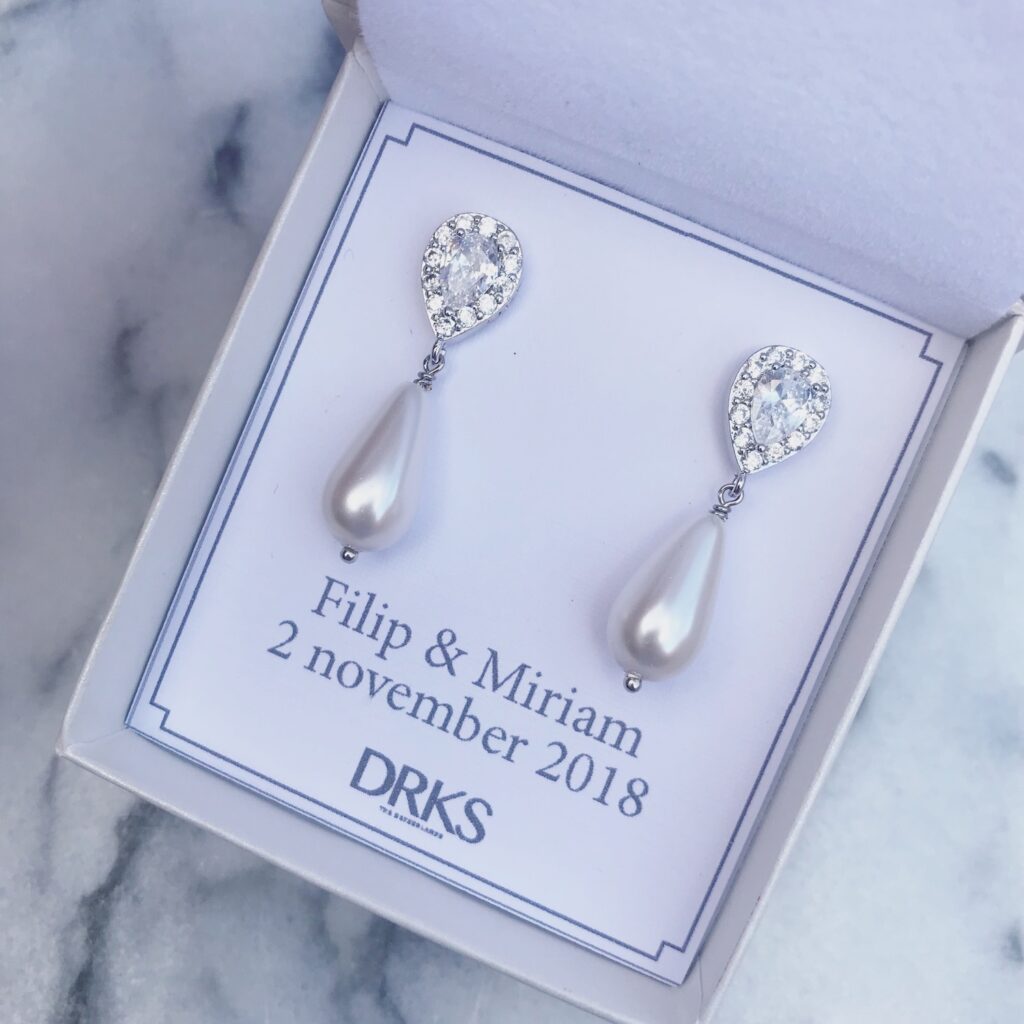 Parel oorbellen in sieradendoosje met trouwdatum