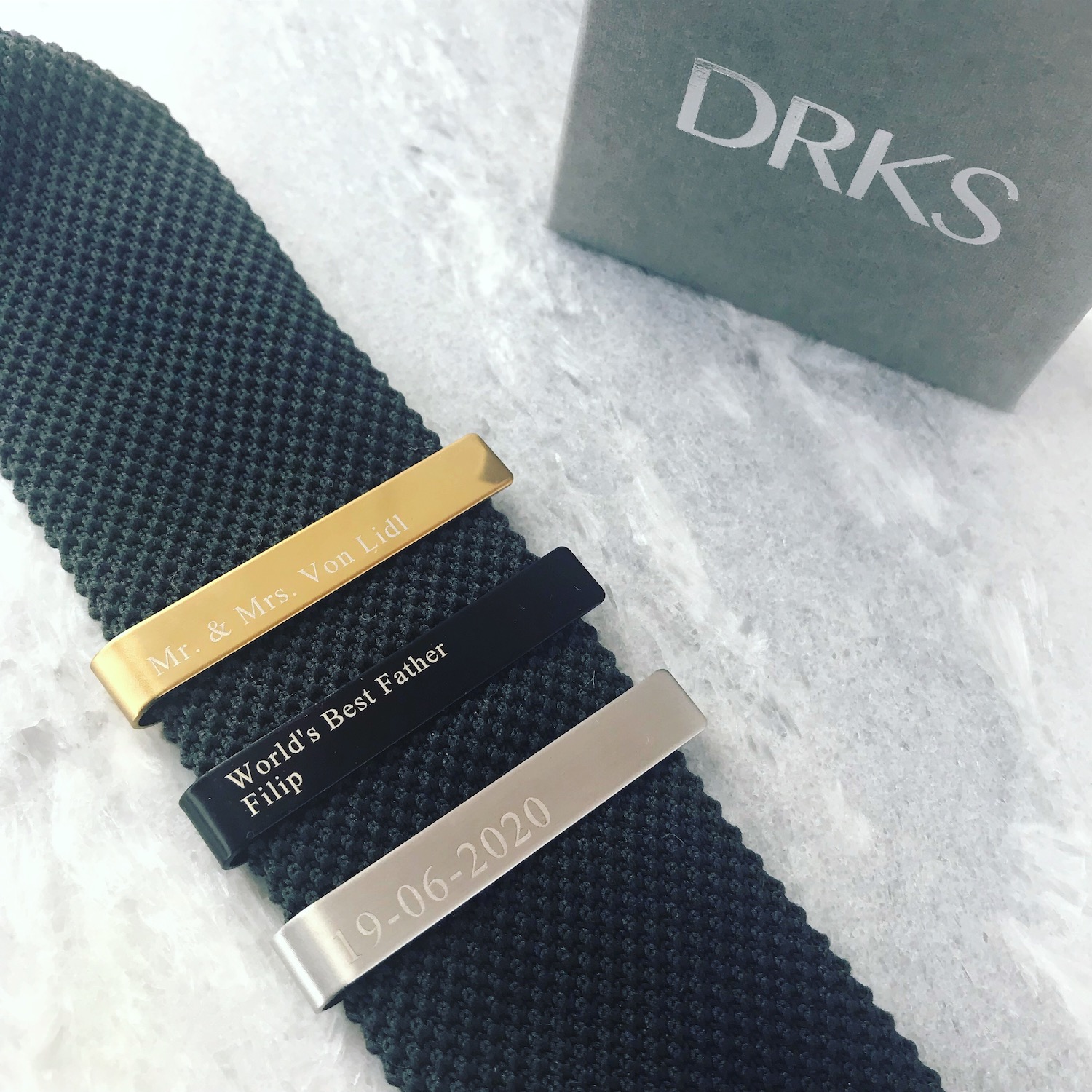 verschillende kleuren dasspelden voor hem