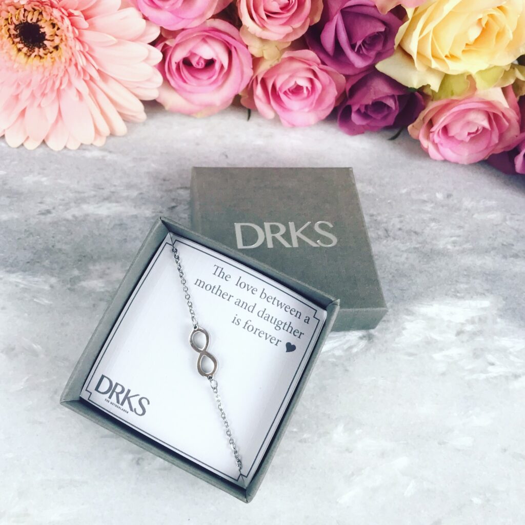 Sieradendoosje met infinity armbandje