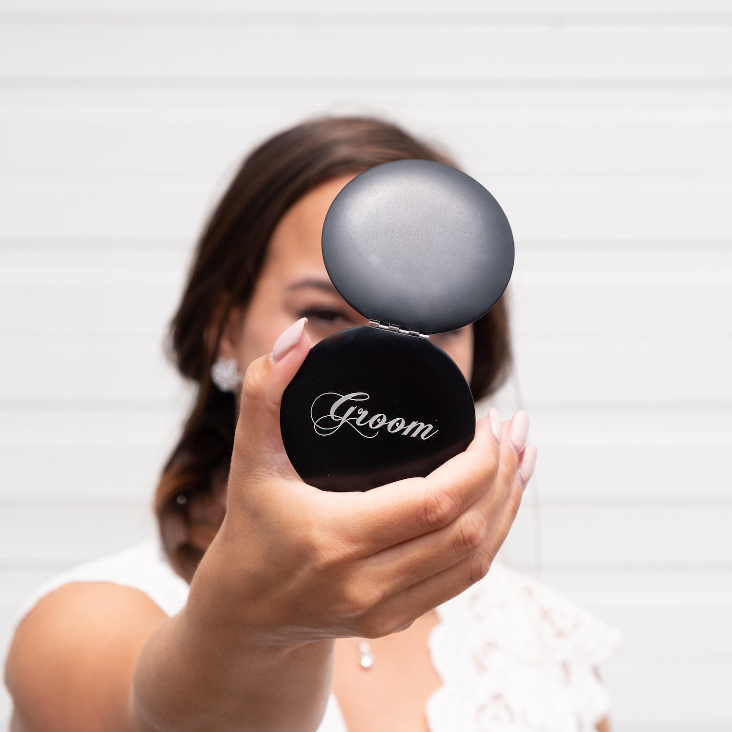 Spiegeltje cadeau geven aan de bruidegom