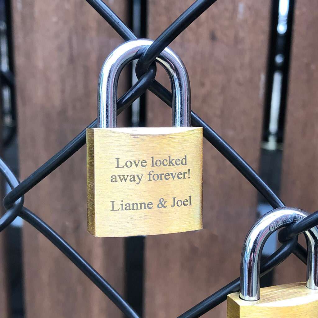 Love lock met tekst aan brug