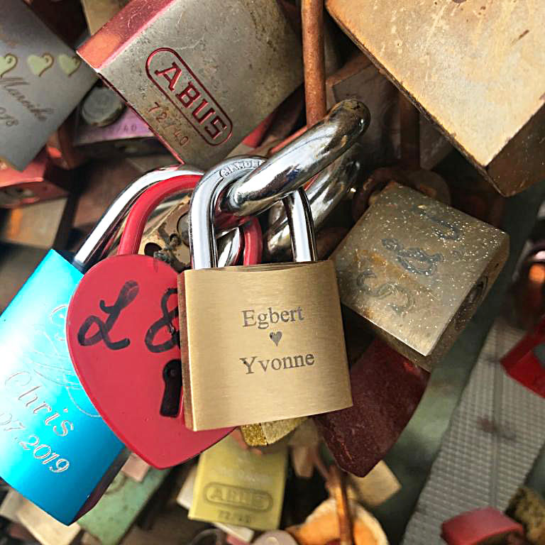 Liefdesslotje met gravering aan brug