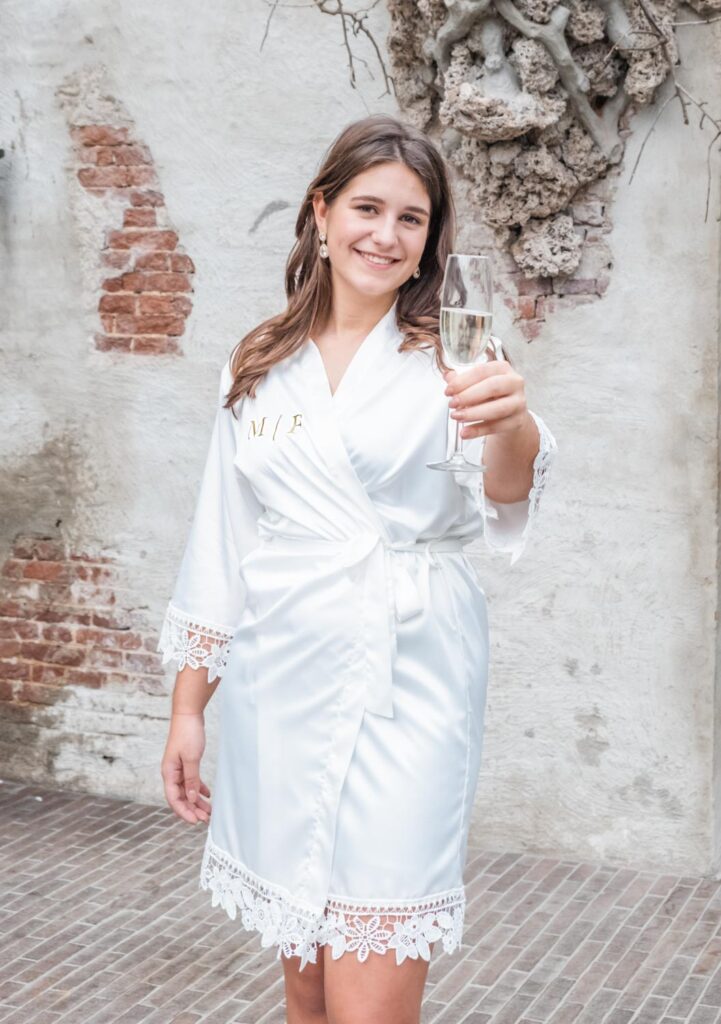 Bruid draagt een gepersonaliseerde kimono