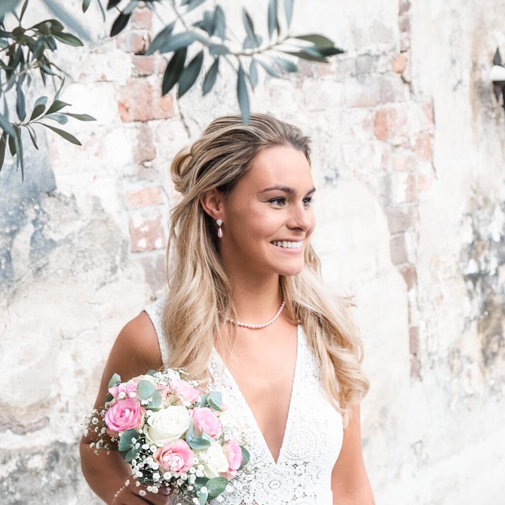 Bruid draagt parel sieraden om de hals