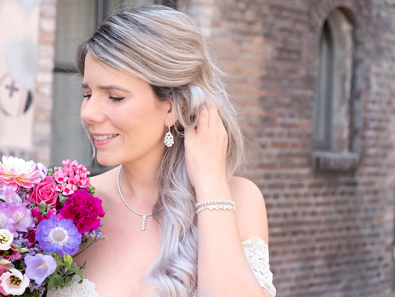 bruid met bruidssieraden set van drks