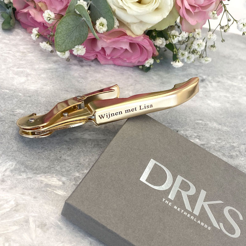 gouden wijnopener met gravering