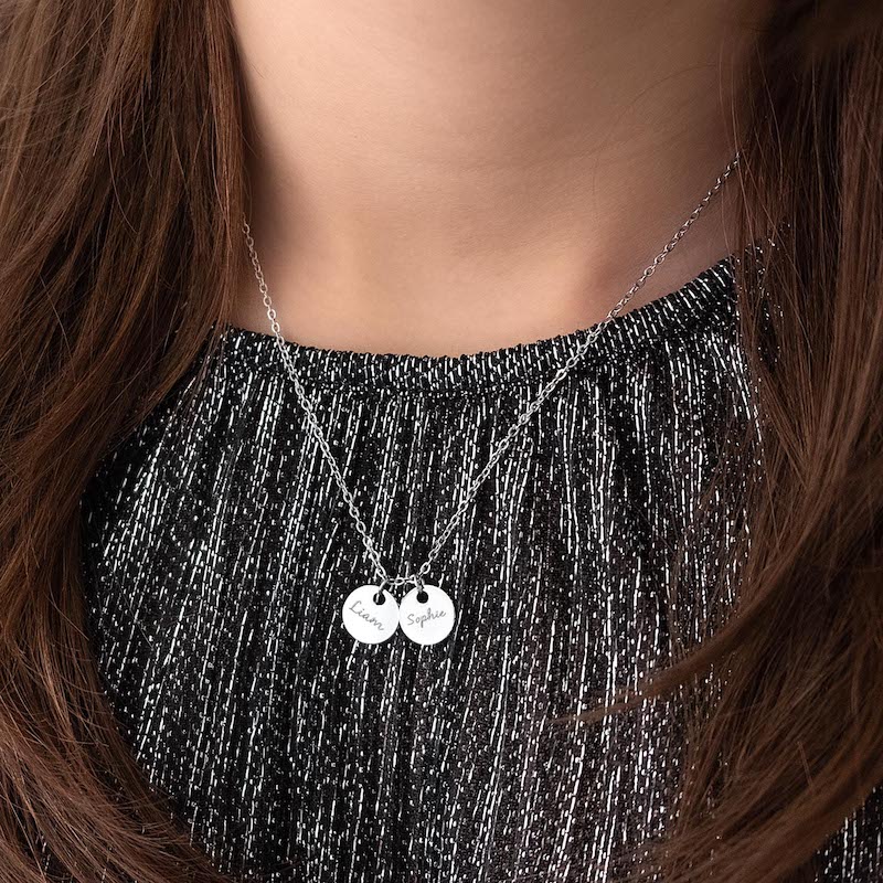 zilveren mama ketting met namen om hals