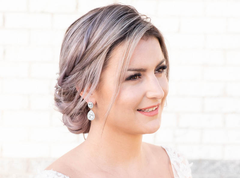 bruid met daily luxury oorbellen