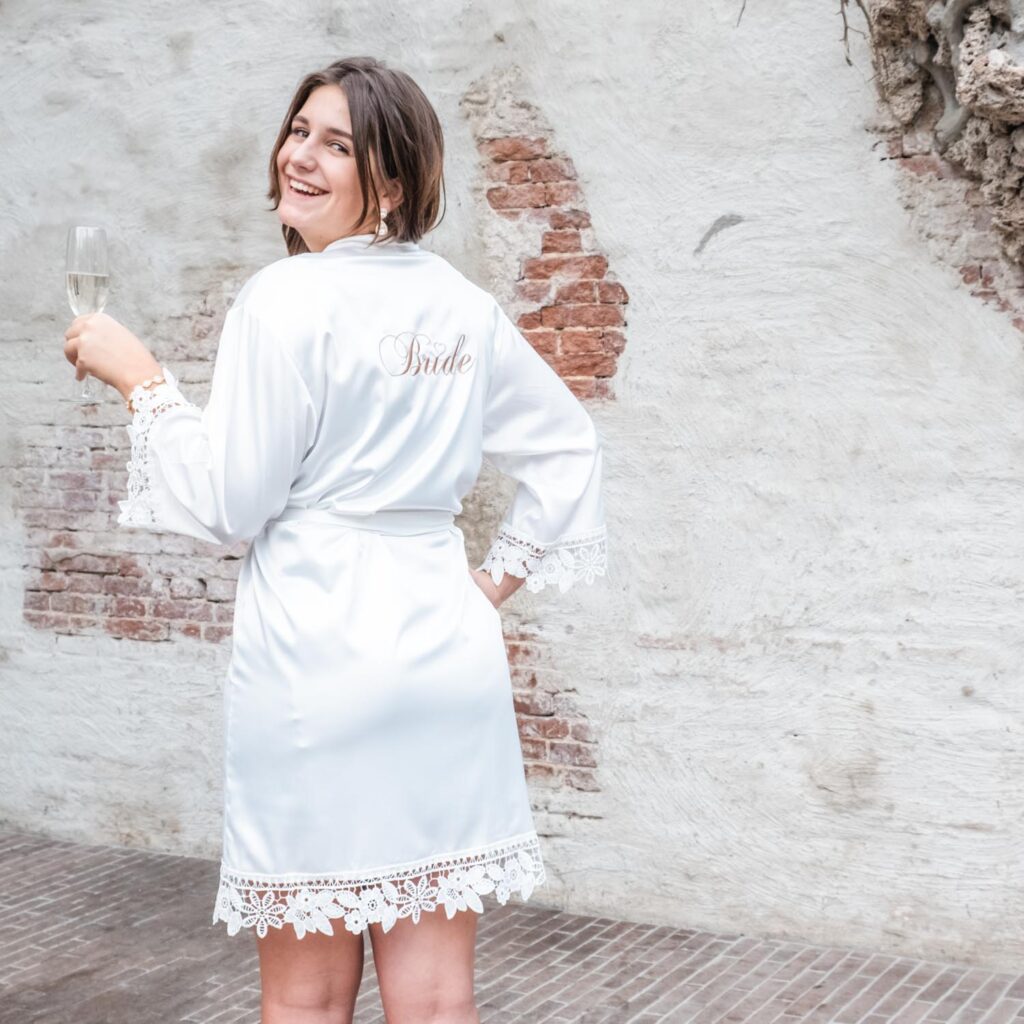 witte kimono voor de bruid