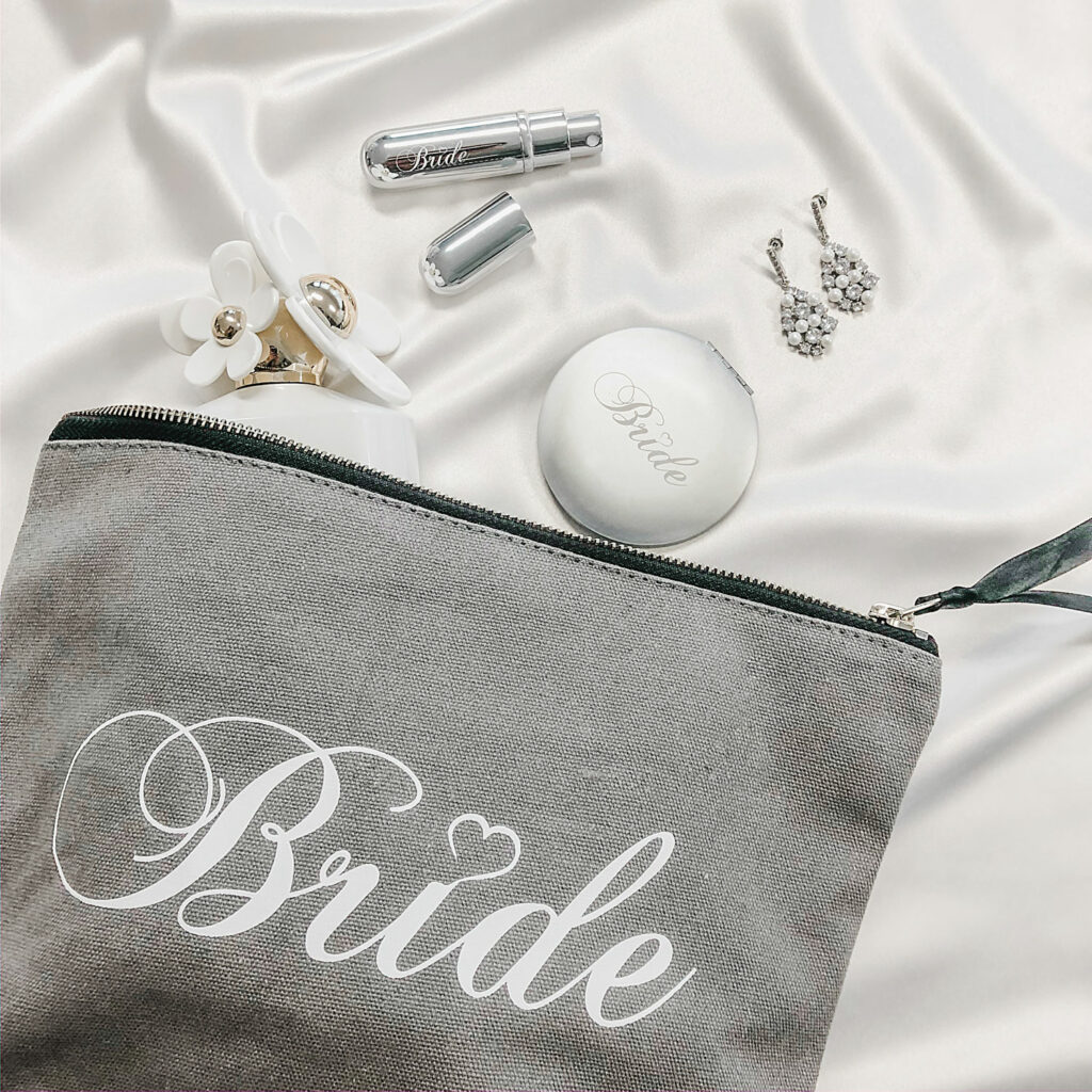 toilettas en spiegeltje voor de bruid