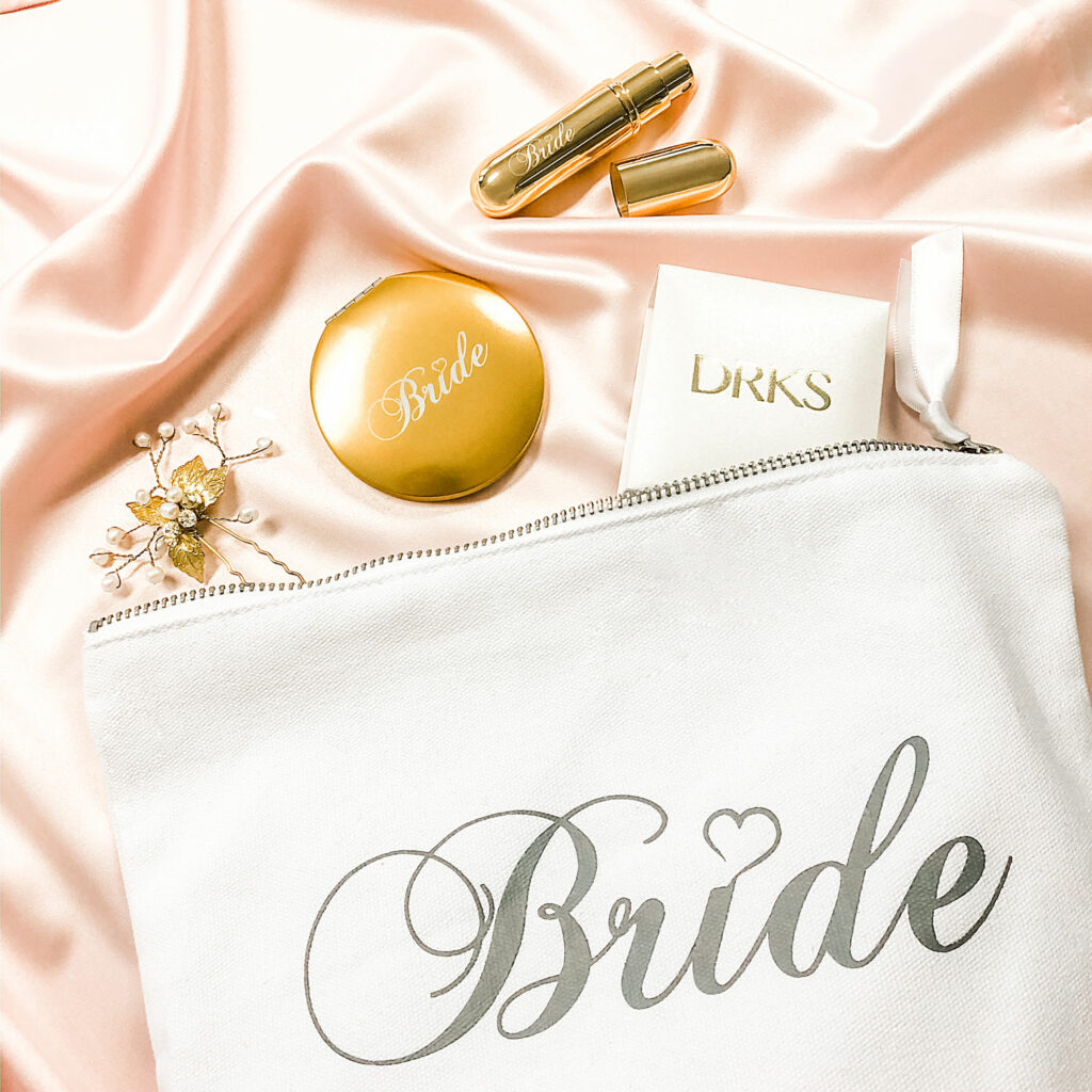 gouden bruidsaccessoires met witte toilettas