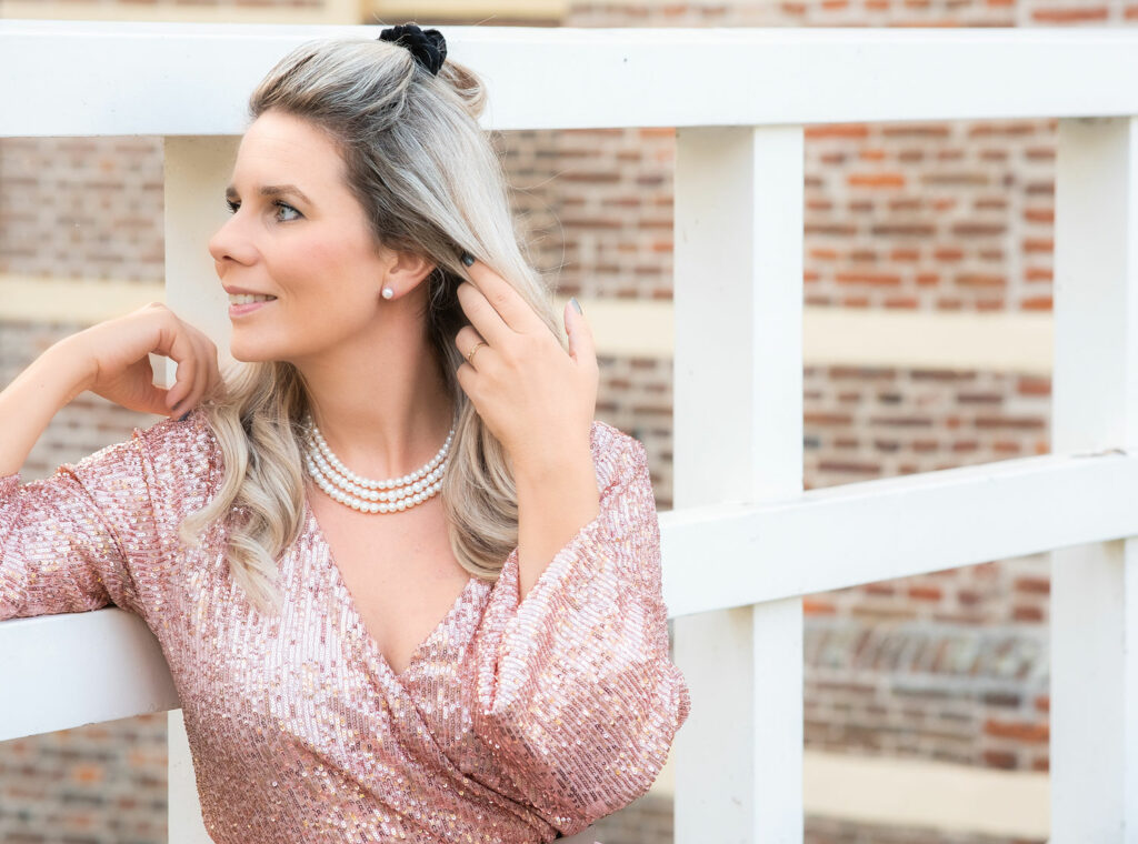 Vrouw draagt mooie parel sieraden