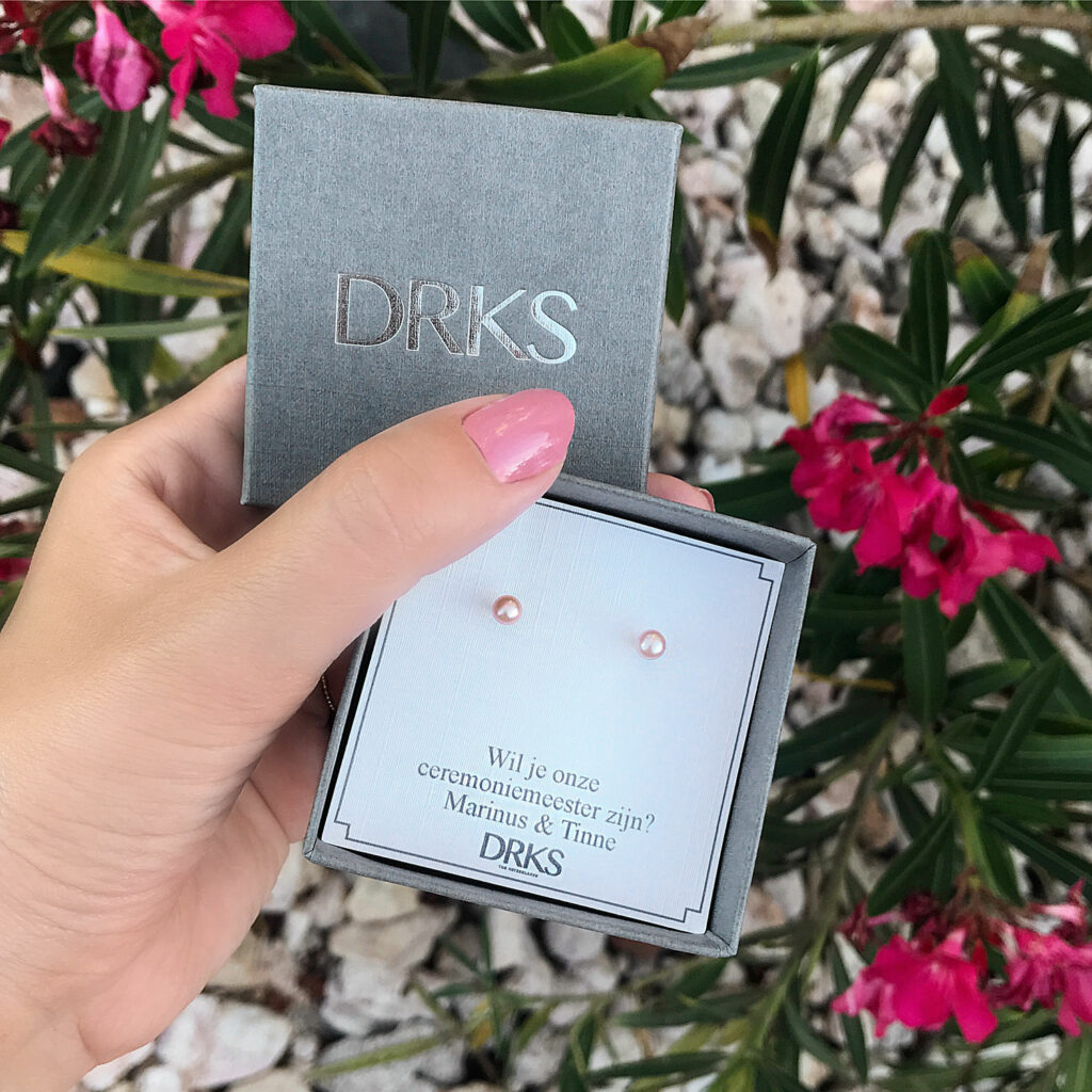 Mooie-parel-oorbellen-voor-de-ceremoniemeester