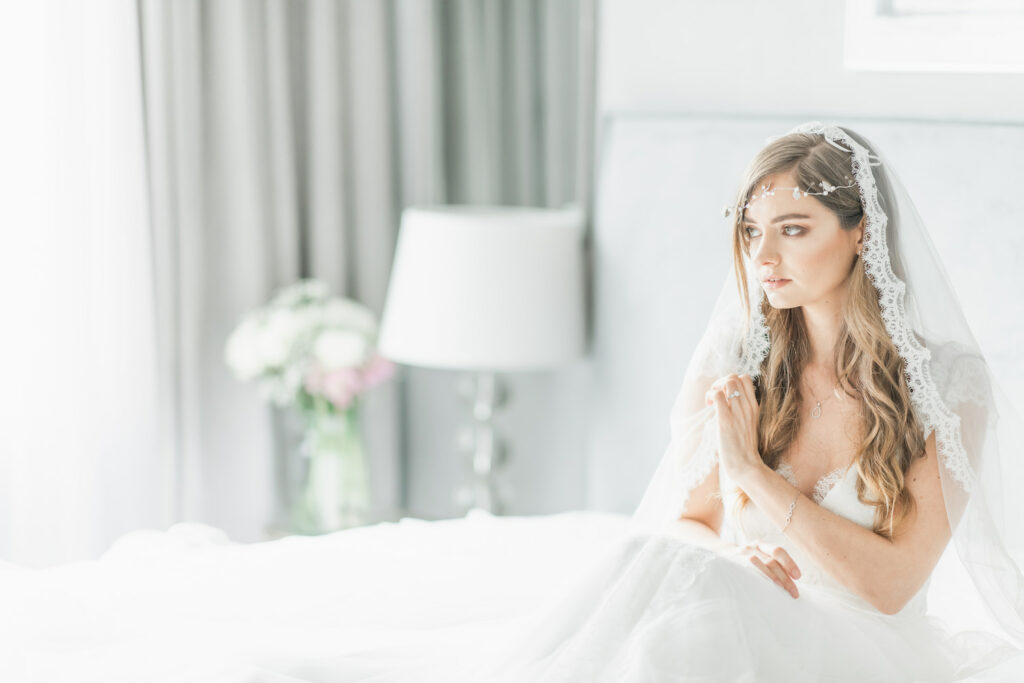 bruid met sluier en bruidssieraden