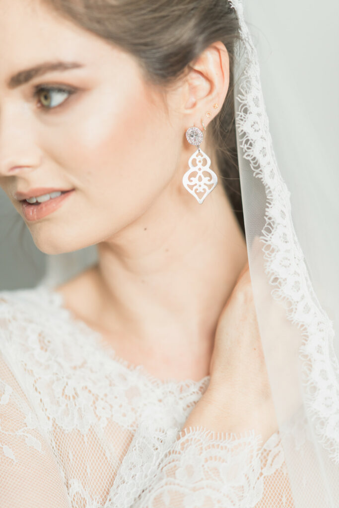 Bruid met statement oorbellen