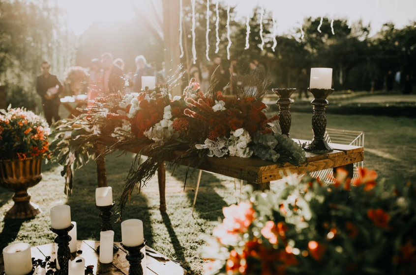 Bloemen in een tuin als bruidslocatie