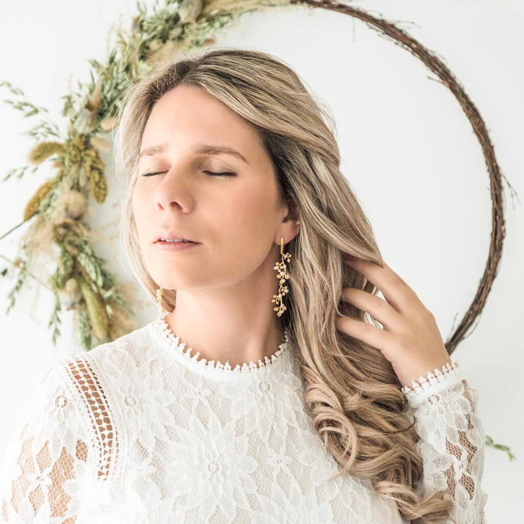 Bohemien sieraden bij blonde bruid met parels in goud