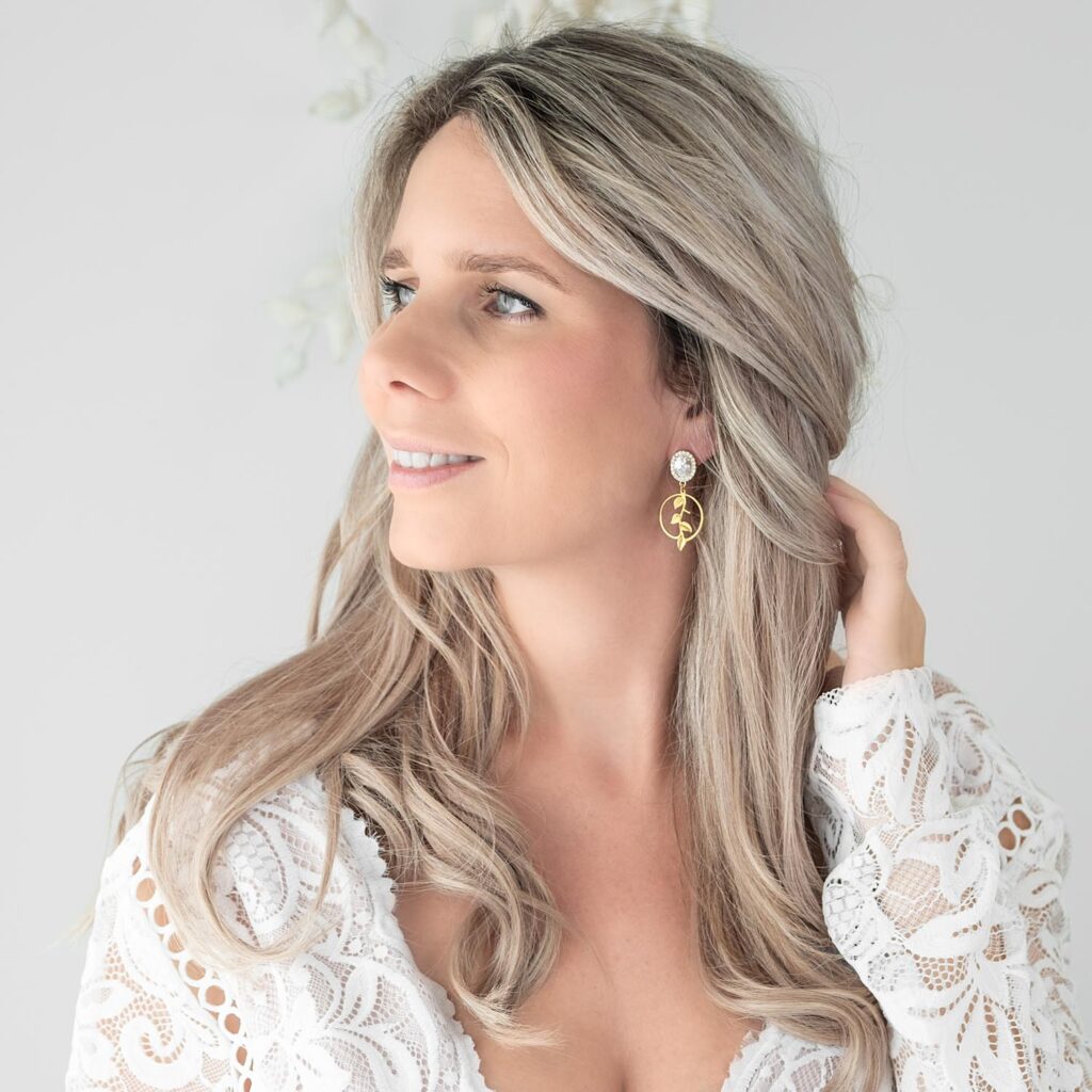gouden Bohemien oorbellen bij blonde bruid met zoetwaterparels