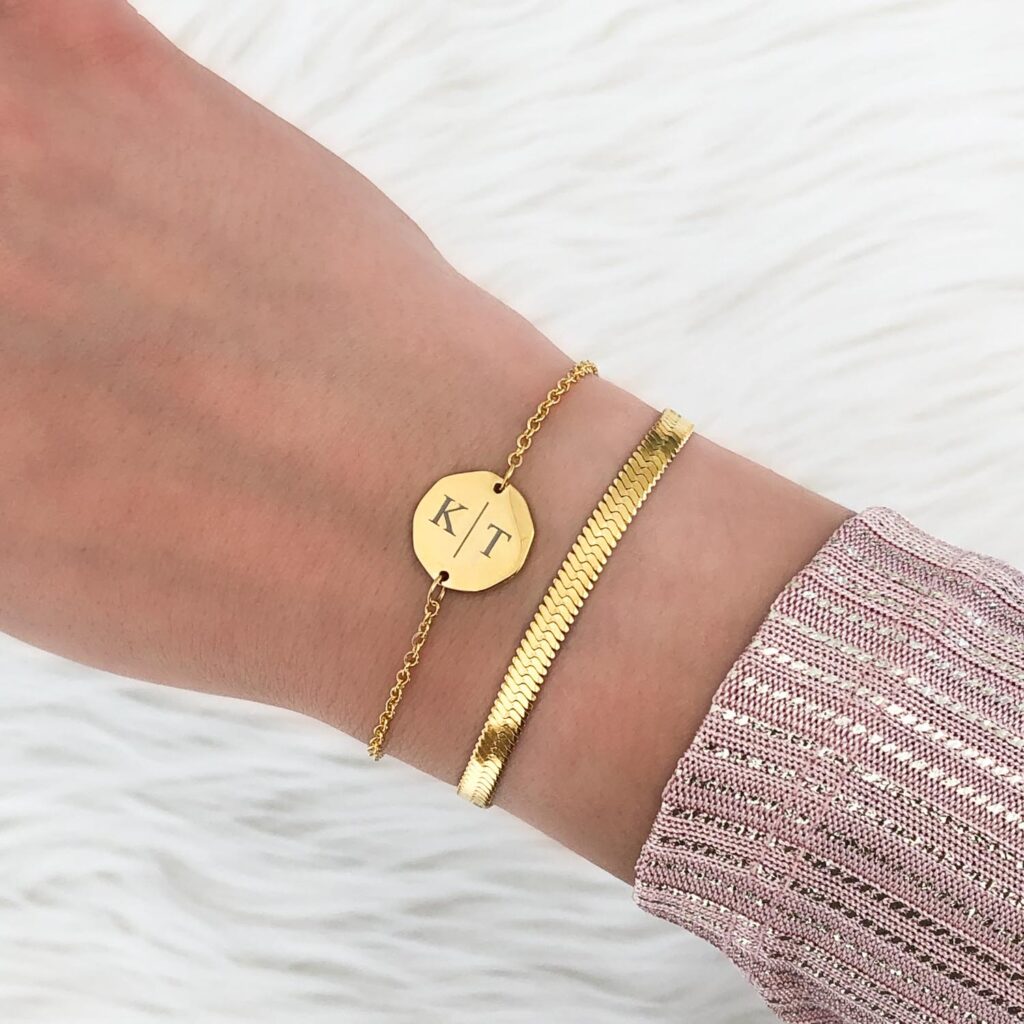 twee initialen armband met plat armbandje