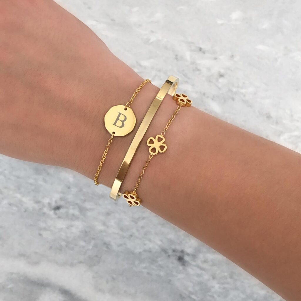 letter armband met klavertje armband en plat armbandje