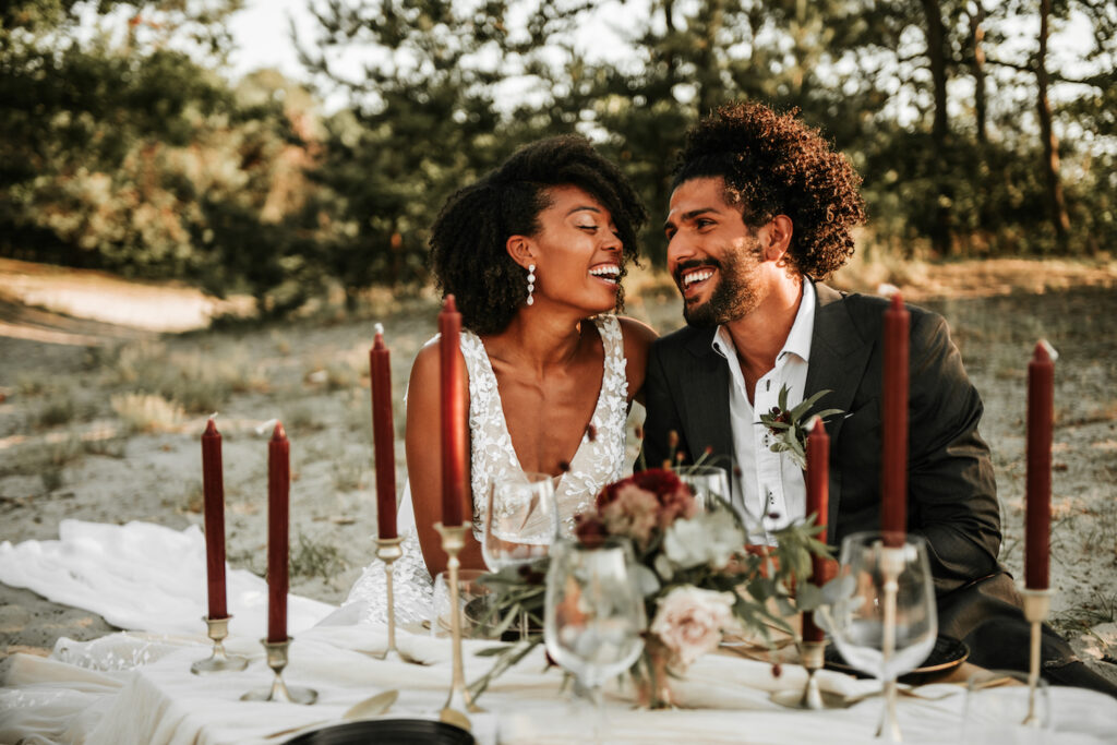 bruidspaar tijdens golden hour