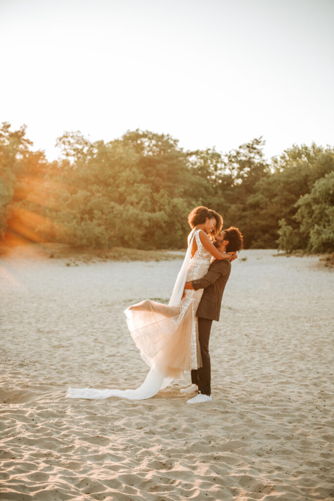 bruidspaar tijdens golden hour