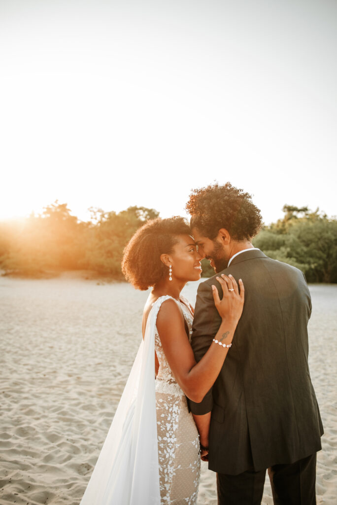 bruidspaar tijdens golden hour