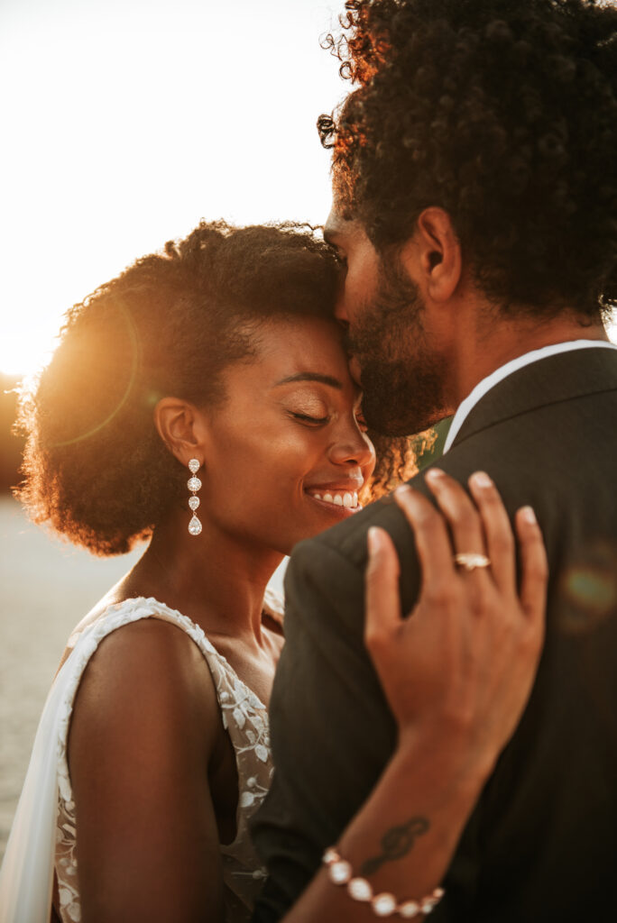 bruidspaar tijdens golden hour