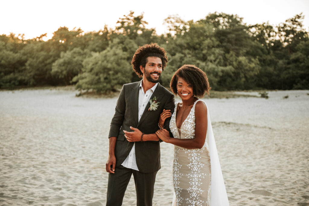 bruidspaar tijdens golden hour