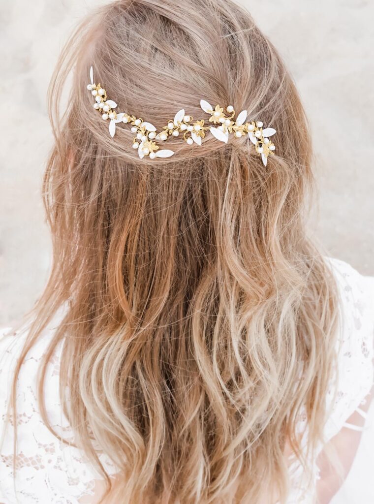 goudkleurige haaraccessoires bruid