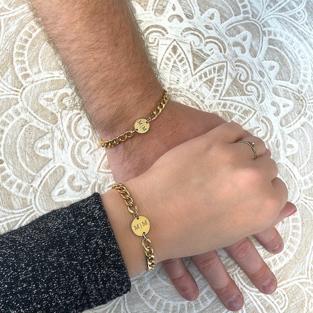 gouden koppel armbanden met muntje en initialen