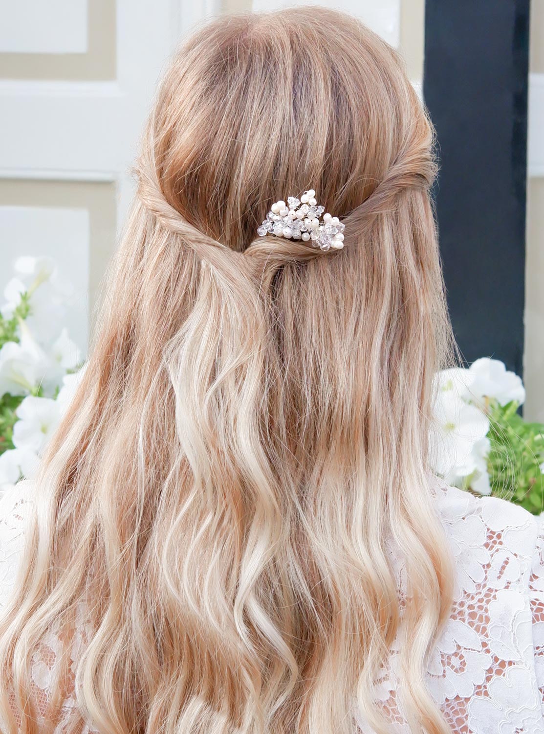 Bruid met haaraccessoire