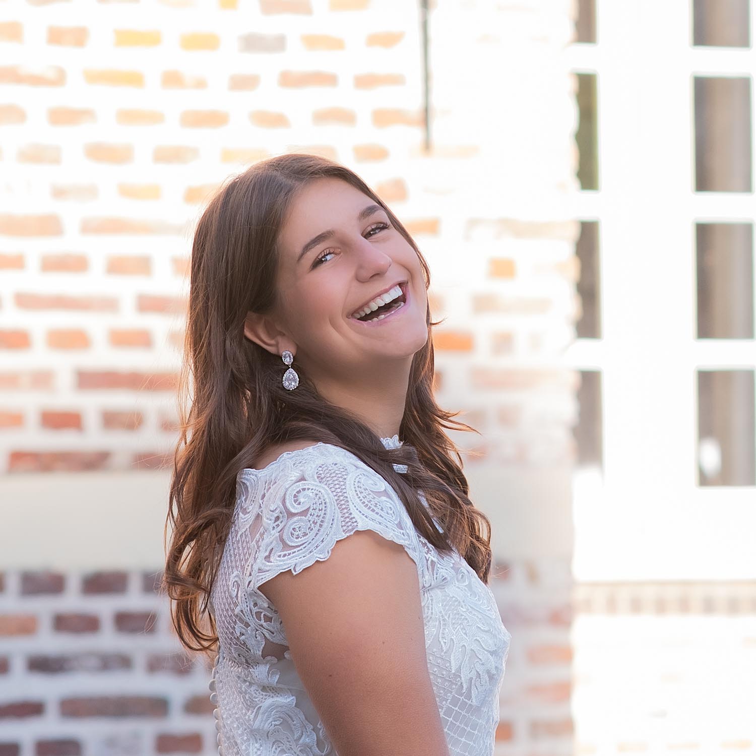 Bruid met zilveren oorbellen met hanger