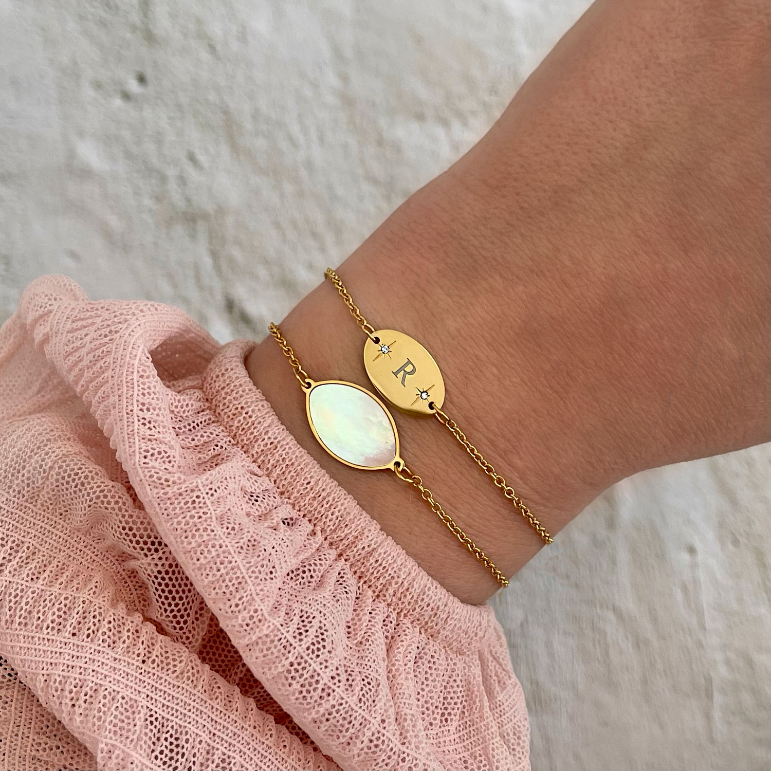 gouden armbandjes met gravering en parelmoer