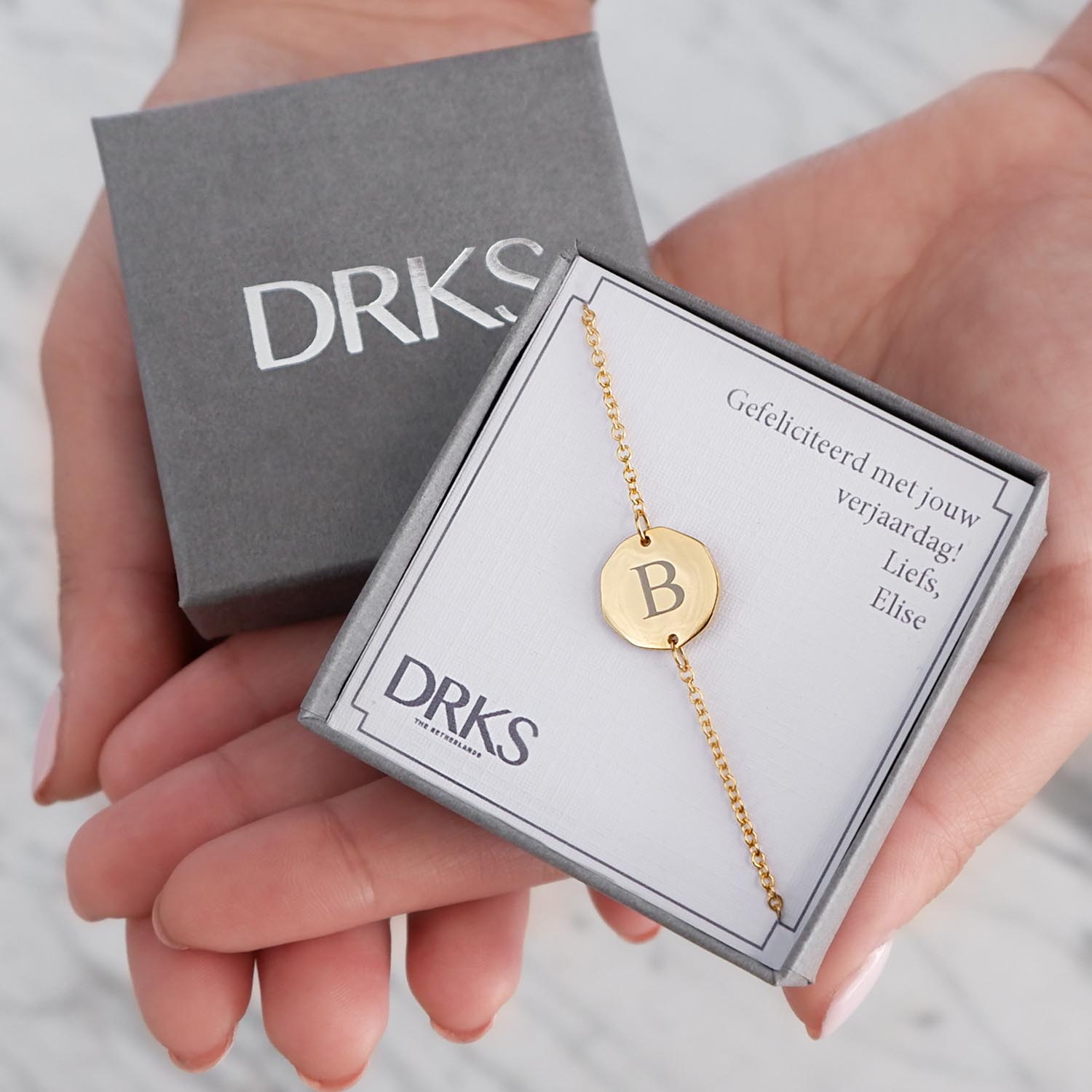 gouden armband met gravering in sieradendoosje met tekst