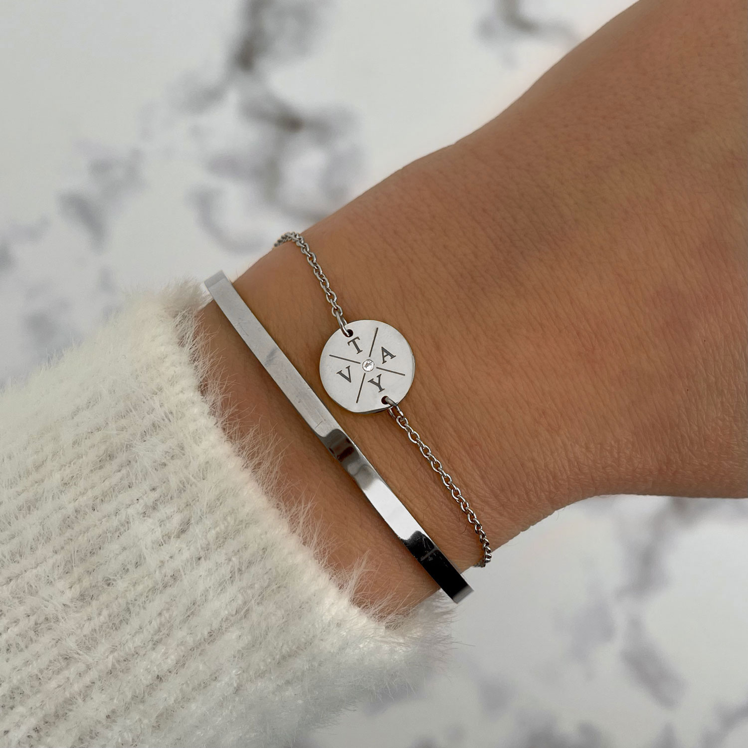 twee zilveren armbandjes met gravering