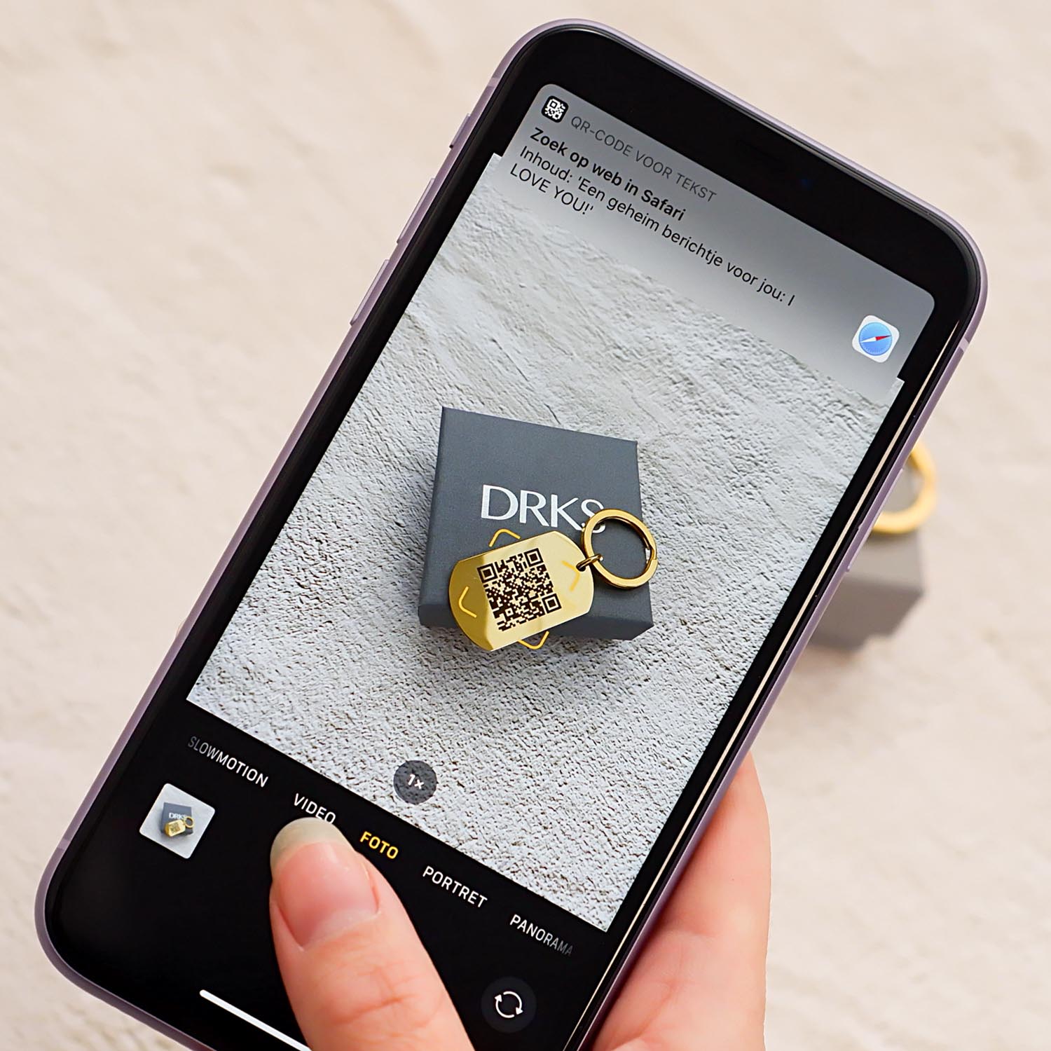 gouden sleutelhanger met qr code gravering