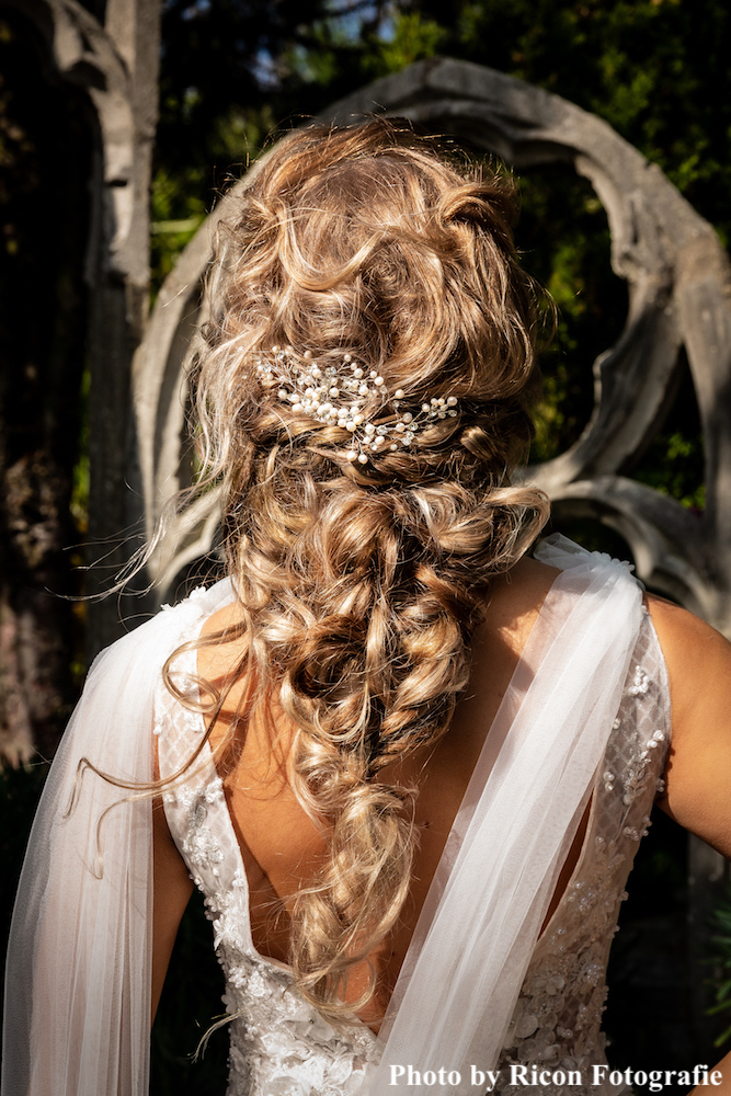 bruid met haaraccessoire