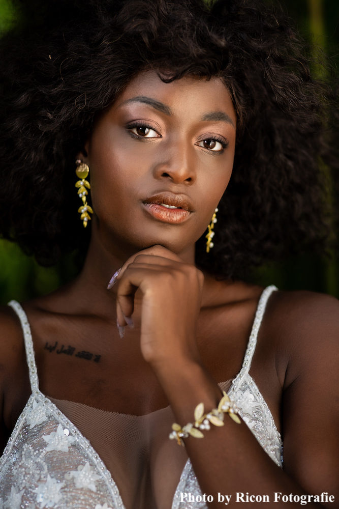 bruid met gouden bohemian bruidssieraden