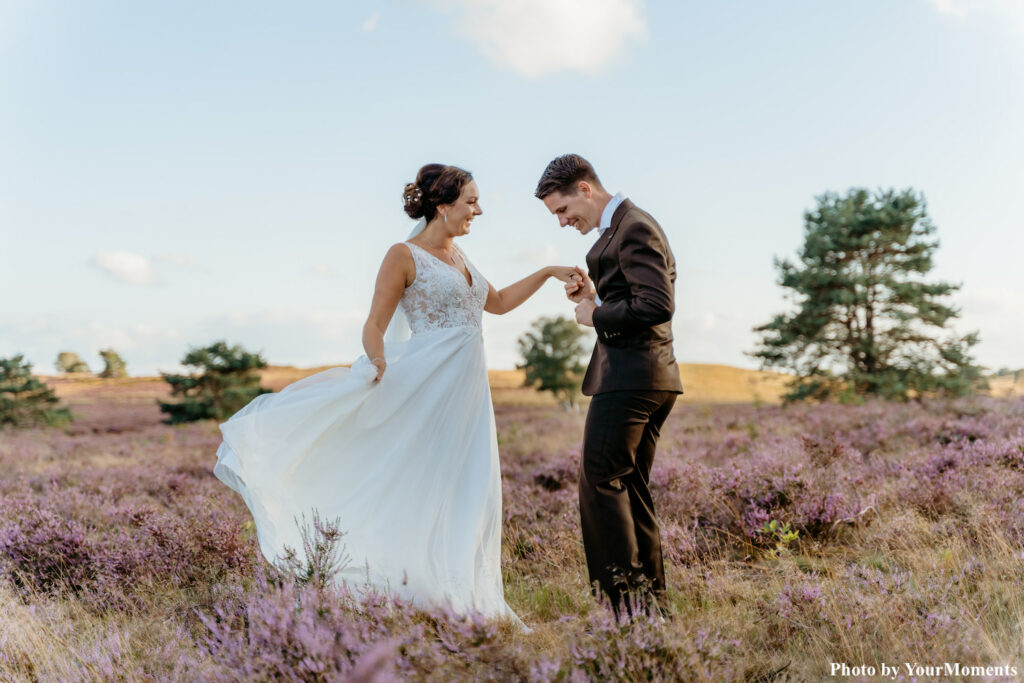 Bruidspaar op de paarse heide